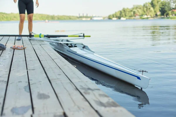 Rio, cais de madeira, canoa esportiva, estilo de vida ativo na cidade, esportes aquáticos — Fotografia de Stock