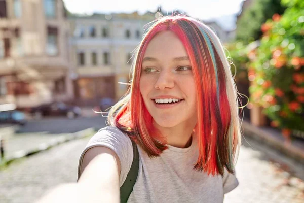 Teenager dívka s módní účes, mladé módní umění blogger záznamy stream ve městě — Stock fotografie