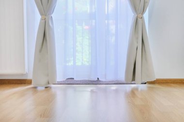 İç detaylar kapalı, gri beyaz perdeli cam balkon kapısı, boşluk katını kopyala