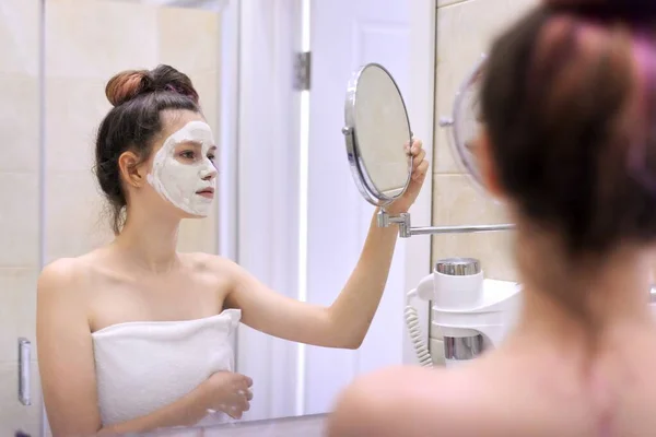 Młody piękny nastolatek dziewczyna z biały kosmetyk naturalne lecznicze maska na twarz — Zdjęcie stockowe