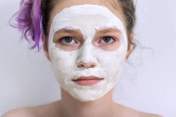 Młody piękny nastolatek dziewczyna z biały kosmetyk naturalne lecznicze maska na twarz — Zdjęcie stockowe