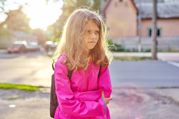 Retrato de una niña enojada de 9 años en una ciudad soleada — Foto de Stock