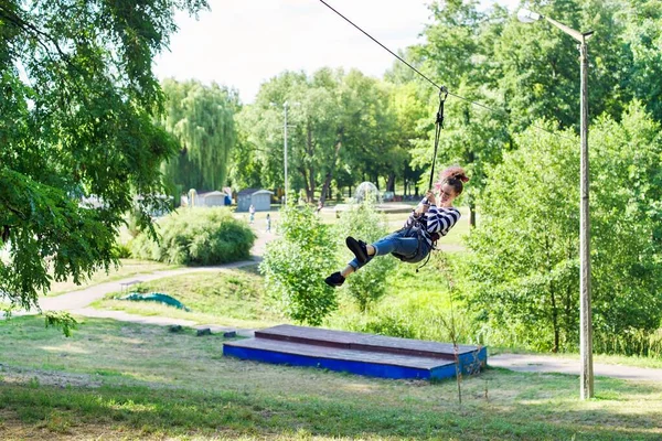 Ao ar livre adolescente menina se divertindo no bungee jumping — Fotografia de Stock