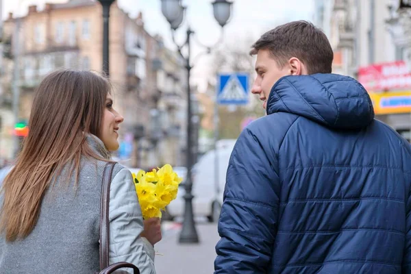 Jeune couple amoureux le jour de la Saint-Valentin marche dans la ville — Photo