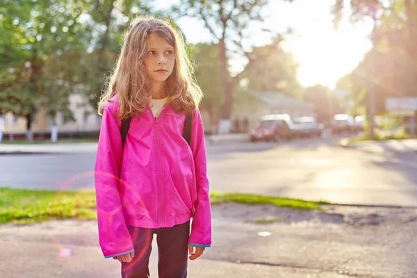 Retrato de una hermosa chica rubia sonriente 8, 9 años — Foto de Stock