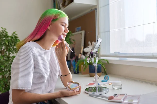 Chica adolescente de moda, de moda con el pelo teñido haciendo maquillaje —  Fotos de Stock