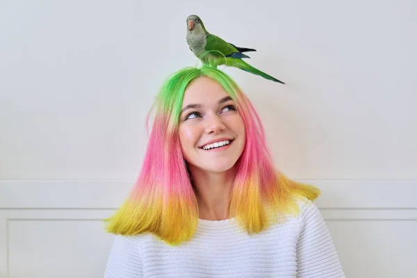 Moda na moda com adolescente penteado colorido com papagaio verde na cabeça — Fotografia de Stock