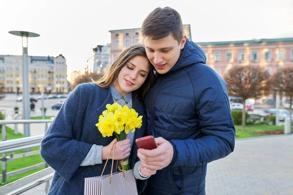 Pareja joven enamorada el día de San Valentín caminando por la ciudad —  Fotos de Stock