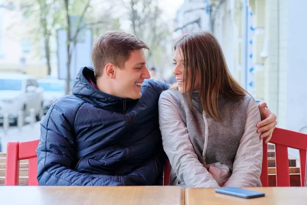 Jovem casal apaixonado no dia dos namorados em um café ao ar livre na cidade — Fotografia de Stock