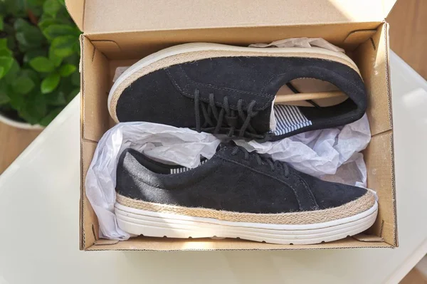 New womens μαύρο φυσικό suede sneakers σε κουτί στο σπίτι — Φωτογραφία Αρχείου
