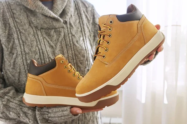 Homens novos de couro marrom impermeável inverno botas de outono em mãos — Fotografia de Stock