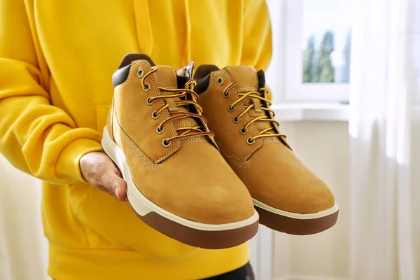 Nuevo mens cuero marrón impermeable invierno otoño botas en las manos —  Fotos de Stock