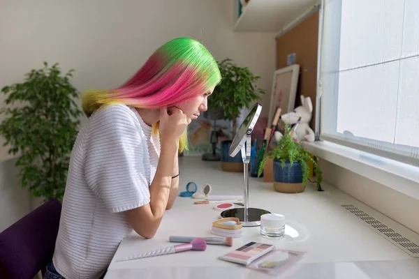 Chica adolescente de moda, de moda con el pelo teñido haciendo maquillaje — Foto de Stock