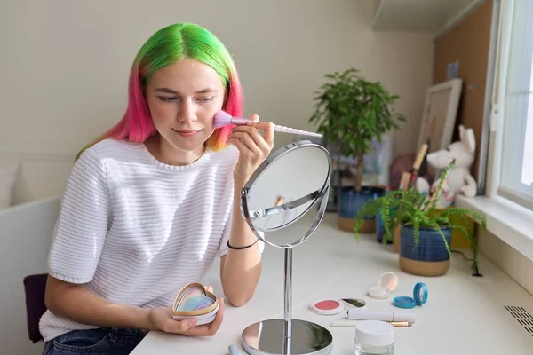 Joven chica hipster con el pelo teñido de color de moda hace maquillaje —  Fotos de Stock