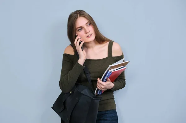Portrait d'une étudiante universitaire avec des livres sac à dos parlant sur téléphone portable — Photo