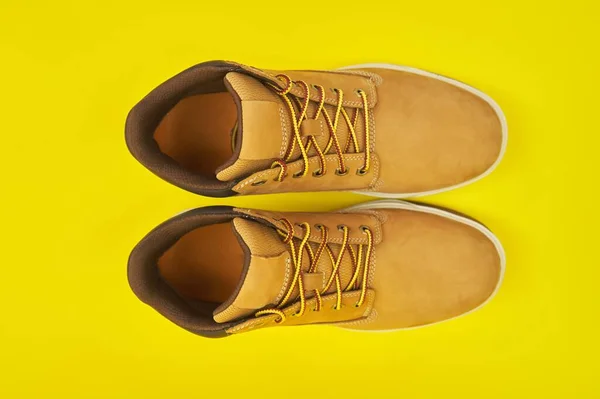 New mens δέρμα καφέ αδιάβροχο πεζοπορία χειμώνα μπότες του φθινοπώρου σε κίτρινο φόντο — Φωτογραφία Αρχείου