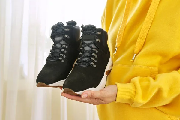 Nuevo cuero para mujer negro impermeable senderismo botas de otoño de invierno en manos de las mujeres —  Fotos de Stock