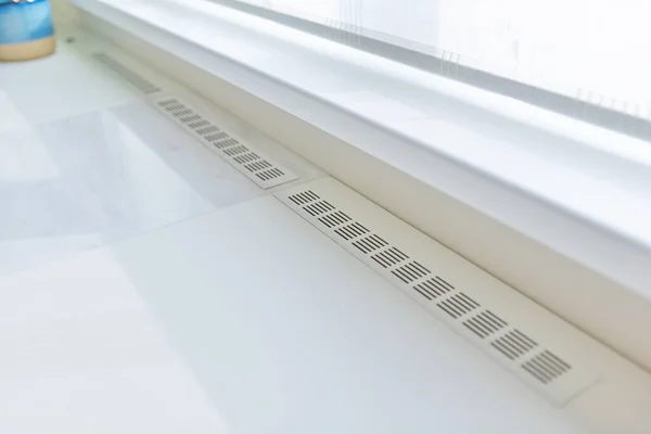 Griglia di ventilazione integrata nel tavolo, per il radiatore di riscaldamento — Foto Stock