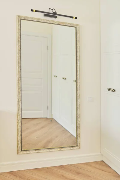 Велике внутрішнє дзеркало в старовинній білій бронзовій дерев'яній рамі на стіні — стокове фото