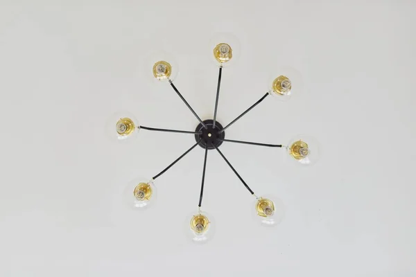 8个LED灯泡、透明玻璃圆形窗帘的现代吊灯 — 图库照片