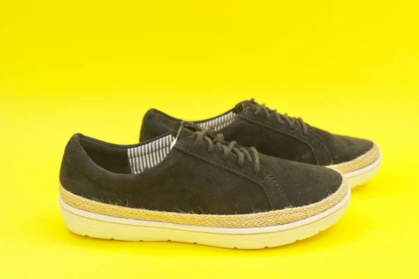 New womens black φυσικό suede sneakers σε κίτρινο φόντο, top view — Φωτογραφία Αρχείου