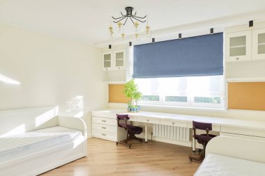 Açık renkli iki çocuk için çocuk odasının içi