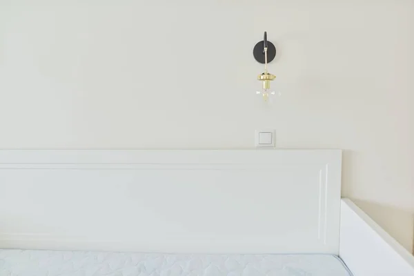 Ліжка настінна лампа над ліжком, кругла скляна кулькова лампа зі світлодіодною лампою — стокове фото