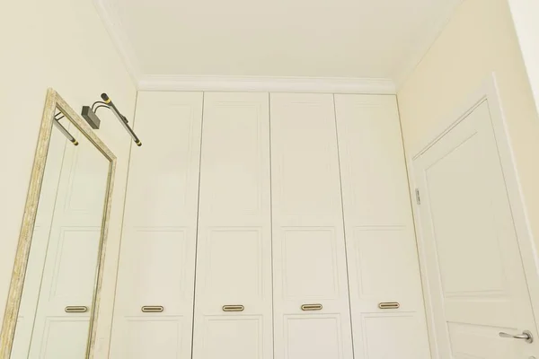 Λευκό μπεζ παστέλ εντοιχισμένη ντουλάπα στο χρώμα του τοίχου — Φωτογραφία Αρχείου