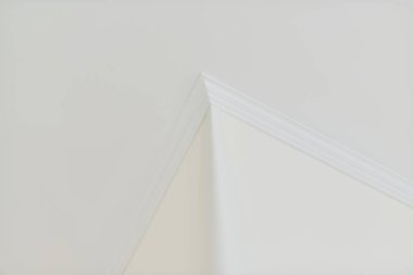 Tavan beyaz klasik poliüretan pervazlar, duvar köşesi.