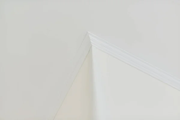 Plafond witte klassieke polyurethaan molding, muurhoek — Stockfoto