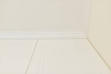 Tavan beyaz poliüretan döşeme, tavan süslemesi.