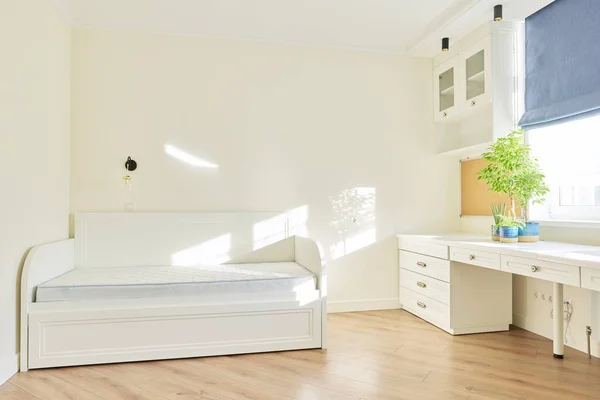 女の子のための子供部屋のパステルライトインテリア、白い家具 — ストック写真
