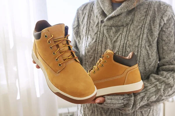 Neue Herren Leder braun wasserdichte Winter Herbst Stiefel in den Händen — Stockfoto