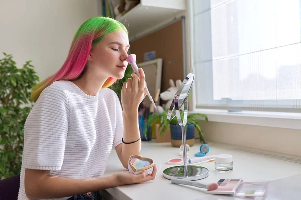 Joven chica hipster con el pelo teñido de color de moda hace maquillaje —  Fotos de Stock