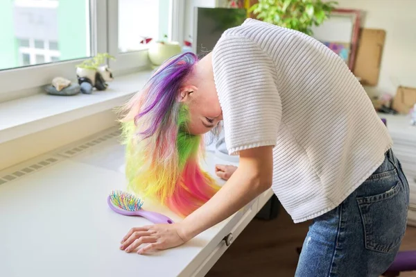 Modne nastolatka dziewczyna z modnej tęczy farbowane włosy czesanie włosów w domu — Zdjęcie stockowe