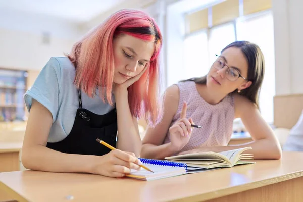 Jonge vrouw leraar geeft les in de klas van tienerkinderen — Stockfoto