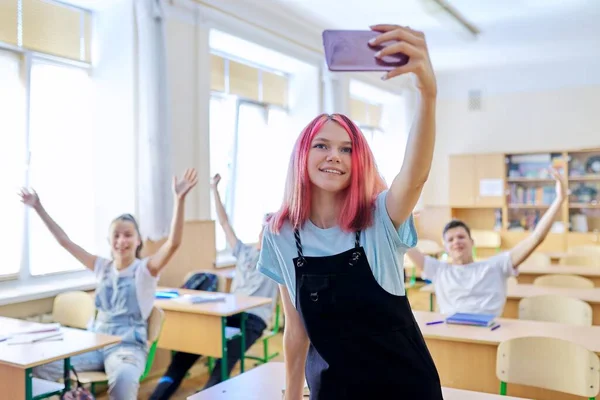 Teenageři studenti se baví ve třídě — Stock fotografie
