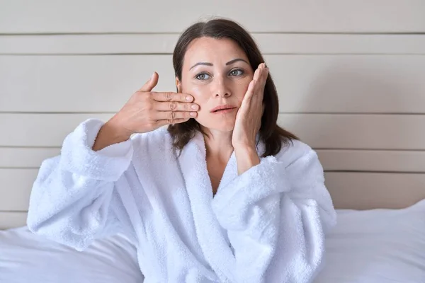 Femme d'âge moyen faisant massage du visage, beauté de l'âge et soins de la peau du visage — Photo