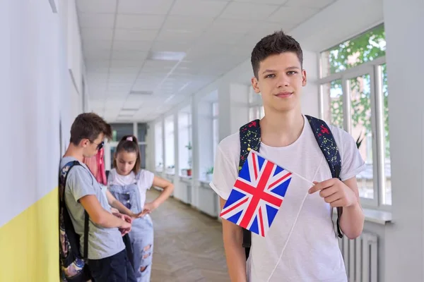 Estudante adolescente com bandeira britânica, grupo corredor escolar de estudantes de fundo — Fotografia de Stock