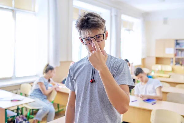 Studente intelligente adolescente maschio sostenere l'esame, risposte lezione — Foto Stock