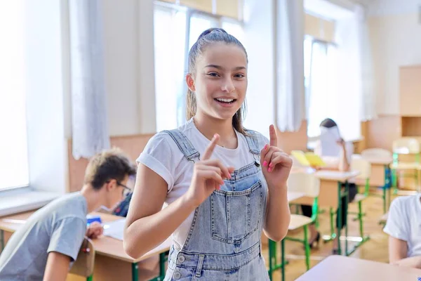 Tiener student antwoordt les, klas met studie studenten achtergrond — Stockfoto