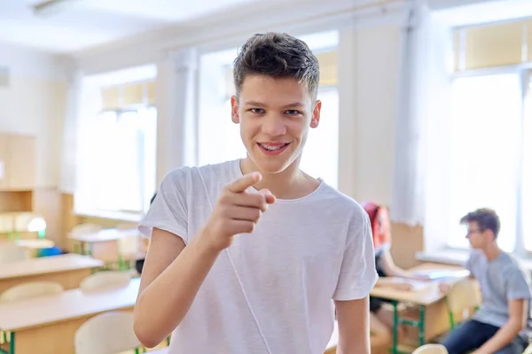 Inteligentny nastolatek student mężczyzna biorąc egzamin, odpowiedzi lekcja — Zdjęcie stockowe