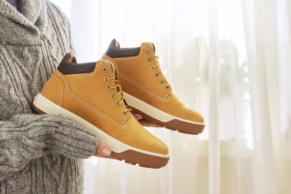 Homens novos de couro marrom impermeável inverno botas de outono em mãos — Fotografia de Stock