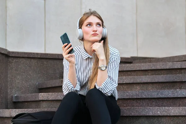 Młoda piękna kobieta ze słuchawkami słuchając i ciesząc się muzyką — Zdjęcie stockowe