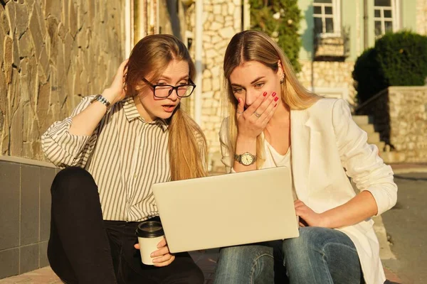 Duas jovens mulheres bonitas se divertindo olhando para o monitor do laptop — Fotografia de Stock