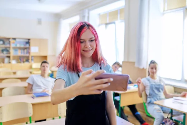 Adolescentes estudiantes divirtiéndose en el aula —  Fotos de Stock