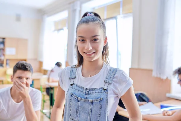 Tiener student neemt examen, klaslokaal met studie studenten achtergrond — Stockfoto