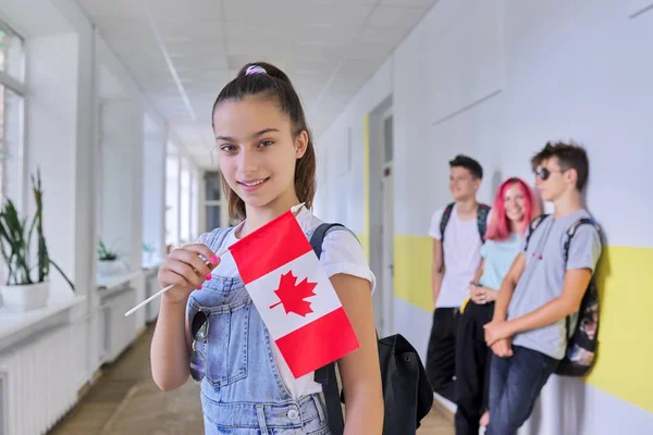 Student nastolatka kobieta student z flagą Kanady wewnątrz szkoły — Zdjęcie stockowe