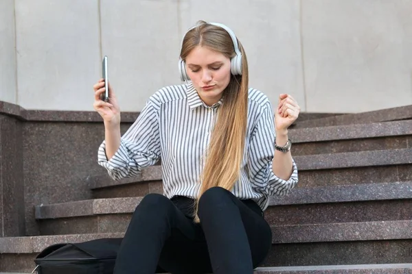Młoda piękna kobieta ze słuchawkami słuchając i ciesząc się muzyką — Zdjęcie stockowe