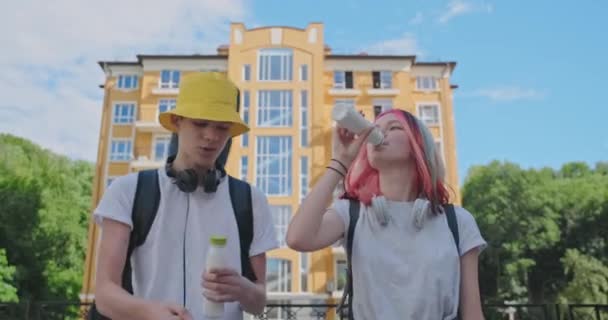 십 대들의 도시 생활, 대학생 몇 명이 바깥에 있는 병에서 우유를 마시며 휴식을 취하는 것에 대해 이야기하는 모습 — 비디오